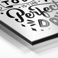 Gros plan du relief : la surépaisseur d'encre en lumière rasante sur aluminium Dibond.