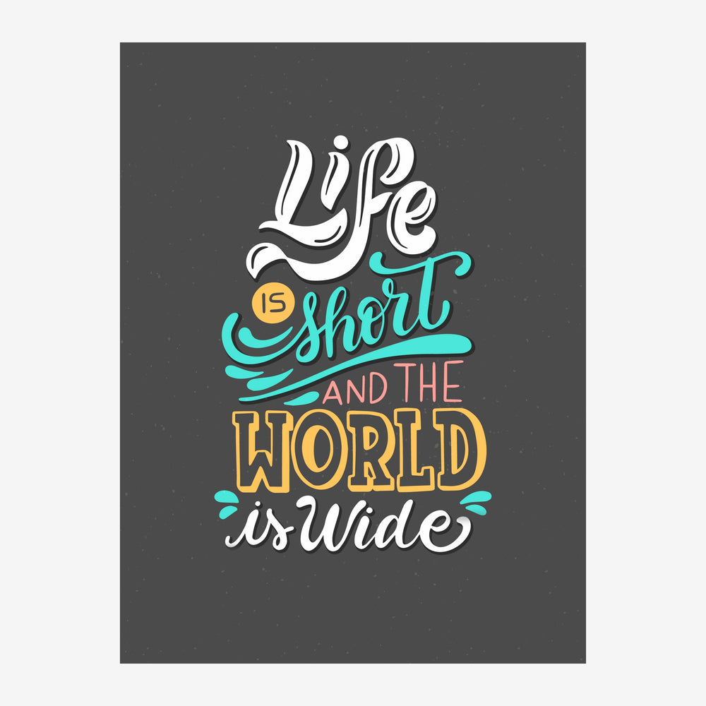 Affiche typographique sur fond gris montrant le texte « La vie est courte et le monde est vaste » en lettres colorées.