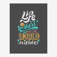 Affiche typographique sur fond gris montrant le texte « La vie est courte et le monde est vaste » en lettres colorées.
