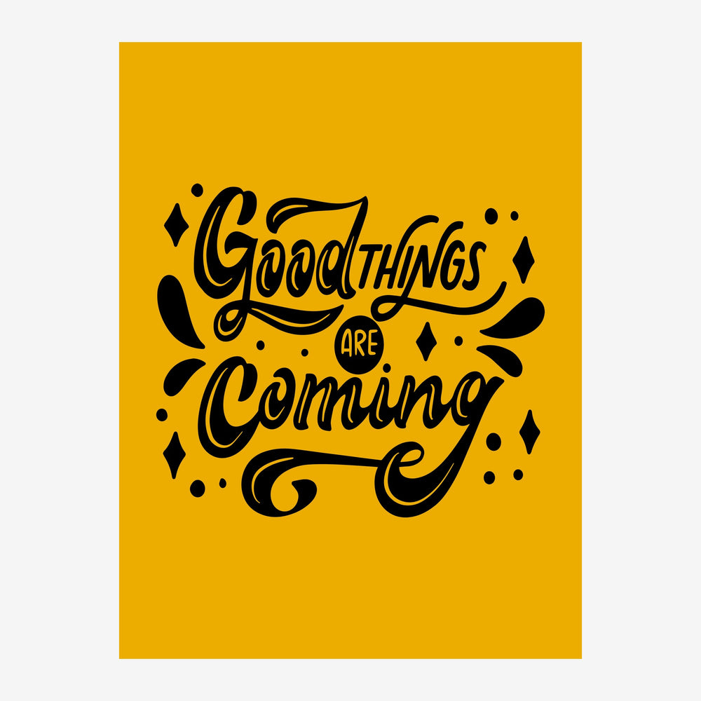 Affiche avec texte "Good Things Are Coming" en lettrage noir décoratif sur fond jaune ocre, orné de petits éléments.
