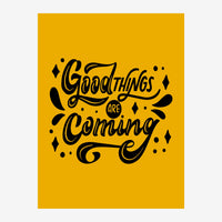 Affiche avec texte "Good Things Are Coming" en lettrage noir décoratif sur fond jaune ocre, orné de petits éléments.