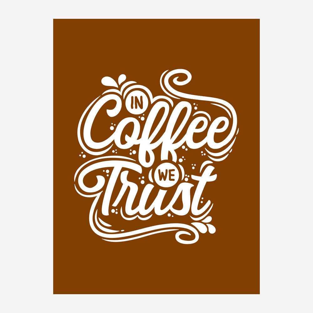 Affiche avec lettres blanches élégantes formant le texte « In Coffee We Trust » sur fond terracotta, décorée de motifs.