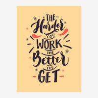 Affiche beige avec texte manuscrit en noir et rouge formant un message de motivation sur le travail et l'engagement.