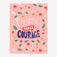 Affiche rose corail avec le texte « Creativity takes courage » en typographie colorée blanche, rouge et bleu marine.