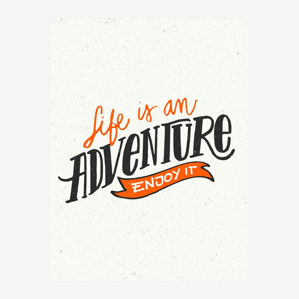 Affiche avec texte stylisé « La vie est une aventure, profite-la » en lettres orange et noires sur fond crème.
