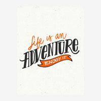 Affiche avec texte stylisé « La vie est une aventure, profite-la » en lettres orange et noires sur fond crème.