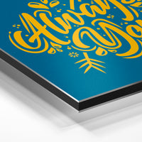 Gros plan de la matière : le tirage contrecollé sur aluminium Dibond mat, tranche visible.