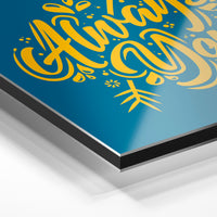 Gros plan du relief : la surépaisseur d'encre en lumière rasante sur aluminium Dibond.