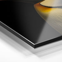 Gros plan du relief : la surépaisseur d'encre en lumière rasante sur aluminium Dibond.