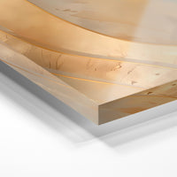 Gros plan de la matière : le tirage sous verre acrylique, tranche transparente visible.