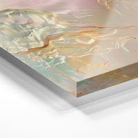 Gros plan de la matière : le tirage sous verre acrylique, tranche transparente visible.
