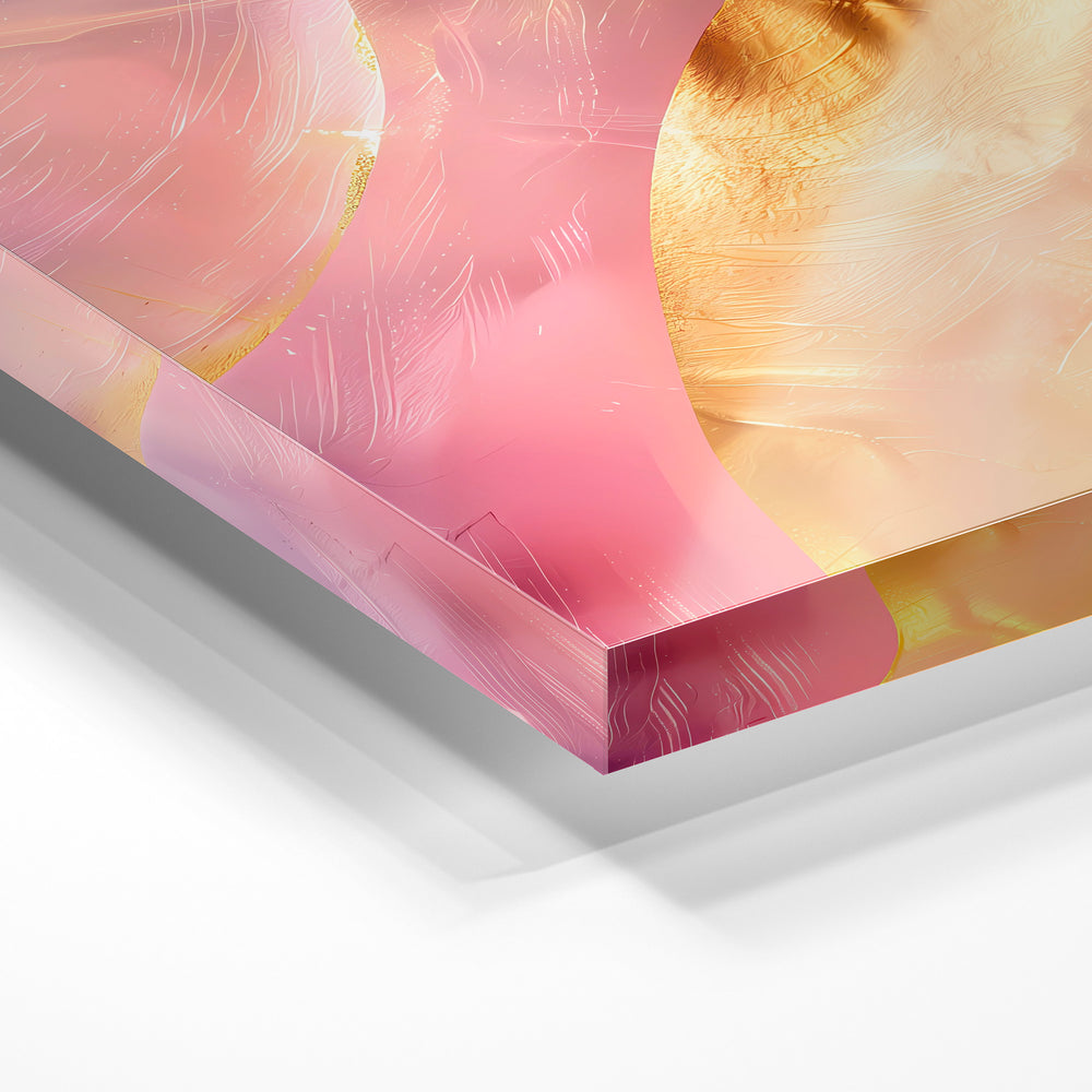 Gros plan de la matière : le tirage sous verre acrylique, tranche transparente visible.