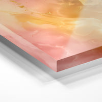 Gros plan de la matière : le tirage sous verre acrylique, tranche transparente visible.