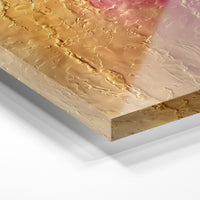 Gros plan de la matière : le tirage sous verre acrylique, tranche transparente visible.