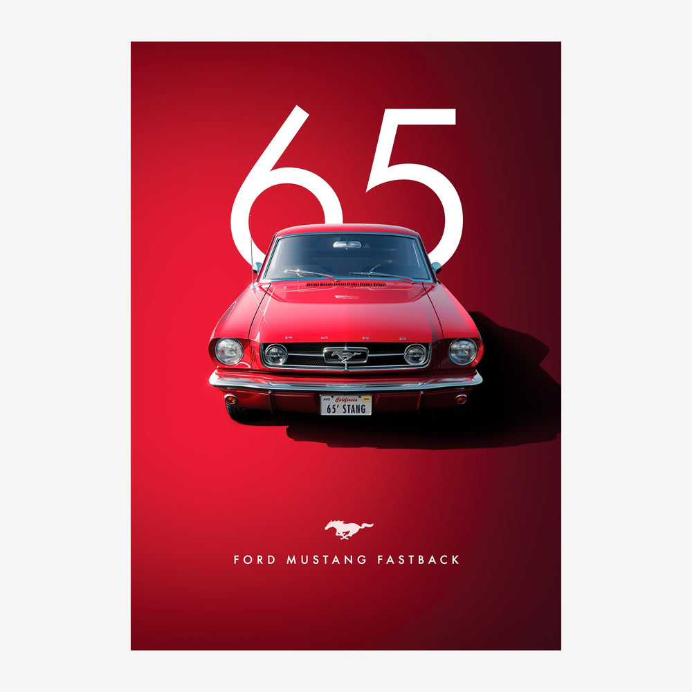 Affiche rétro montrant une voiture rouge de profil vue de face, avec le chiffre 65 en blanc en arrière-plan sur fond dégradé.