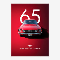 Affiche rétro montrant une voiture rouge de profil vue de face, avec le chiffre 65 en blanc en arrière-plan sur fond dégradé.
