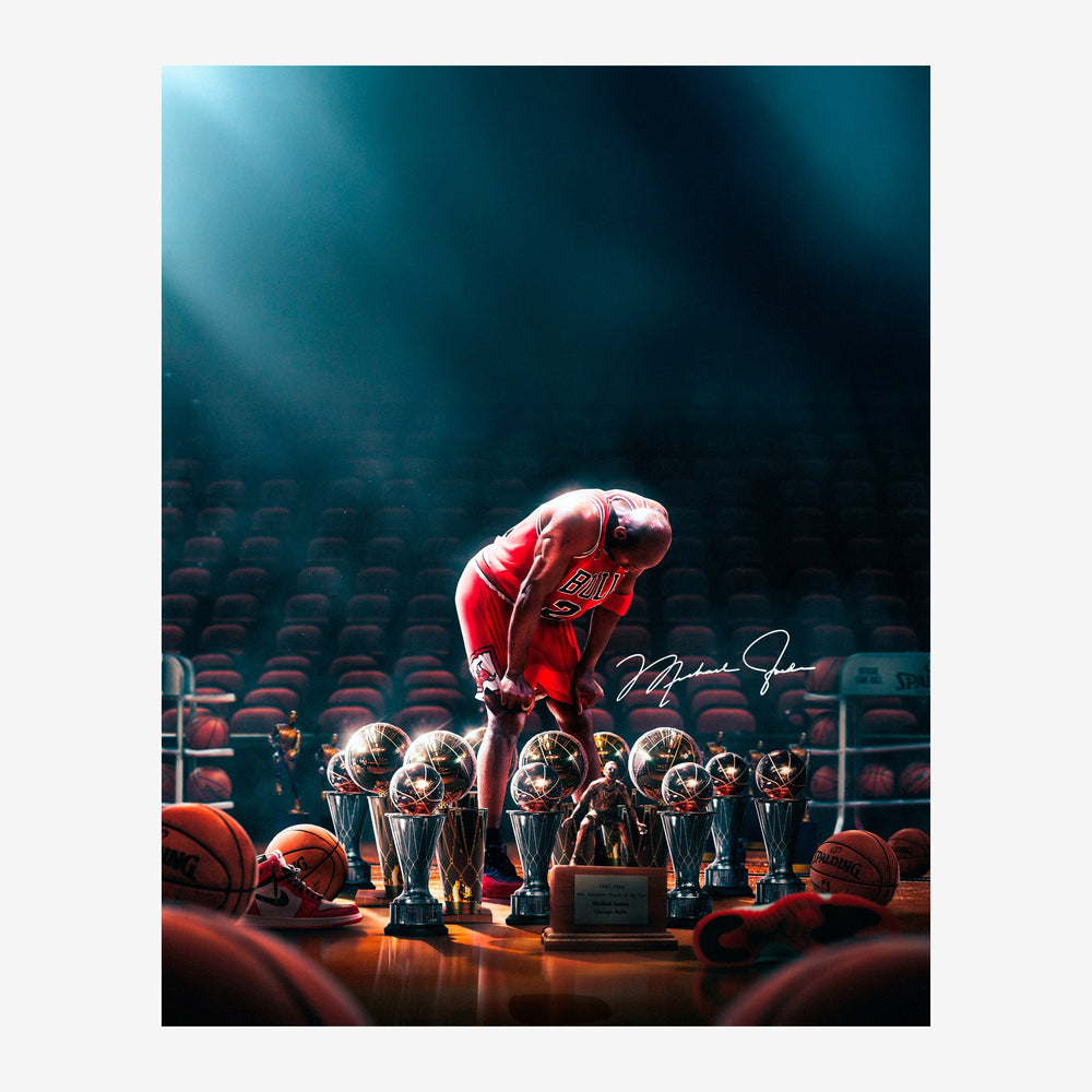 Un joueur de basketball en maillot rouge se penche vers une rangée de coupes de champion disposées sur un podium au cœur.