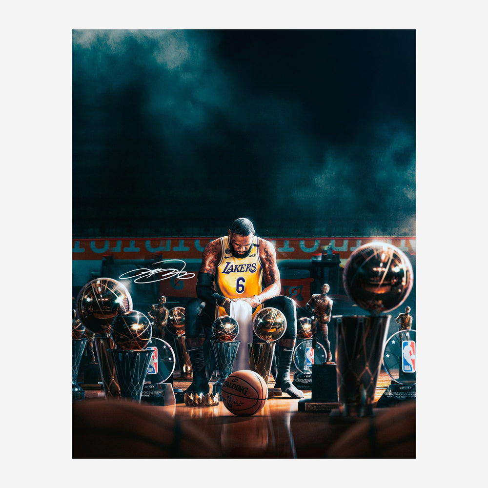 Un joueur en maillot jaune des Lakers numéro 6 est assis entouré de trophées de basketball dorés et de statues, sous un ciel.