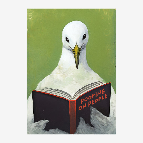 Une mouette aux plumes blanches, tête penchée, lisant un livre noir aux pages ouvertes, intitulé « Pooping on People », sur.