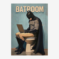 Un personnage masqué en costume noir assis sur des toilettes, tapant sur un ordinateur portable, sur fond bleu délavé avec.