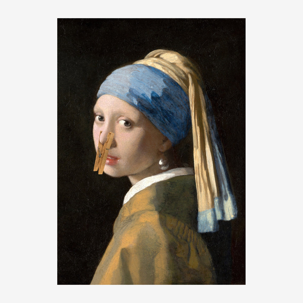 Portrait de profil d'une jeune femme portant un turban bleu et une veste ocre, avec une perle à l'oreille, fond noir.