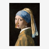 Portrait de profil d'une jeune femme portant un turban bleu et une veste ocre, avec une perle à l'oreille, fond noir.