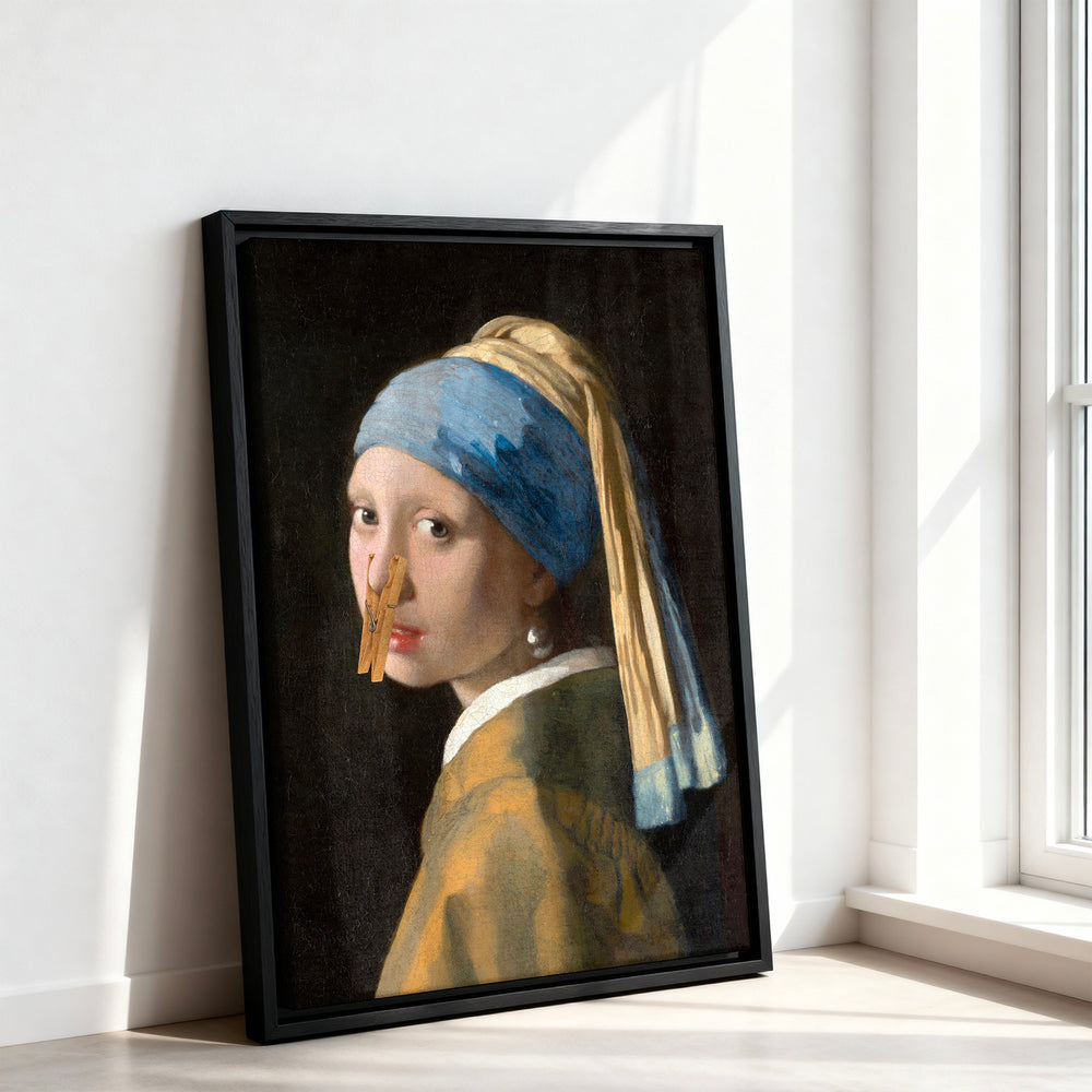 Le tableau accroché en situation dans un intérieur meublé.