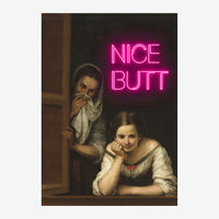 Deux figures historiques souriantes dans une peinture classique détournée par un texte en néon rose « NICE BUTT ».