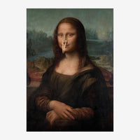Portrait d'une figure féminine aux cheveux longs, mains croisées, portant un vêtement sombre devant un paysage avec rivière.