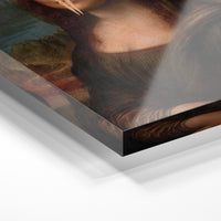 Gros plan de la matière : le tirage sous verre acrylique, tranche transparente visible.