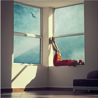 Photo d’art Femme Allongée sur la Fenêtre