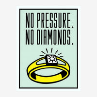 Affiche avec fond menthe clair, bague en or jaune avec diamant brillant au centre, texte noir en haut « No pressure. No.