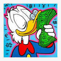 Personnage cartoon blanc au large sourire montrant une liasse de billets verts, fond bleu ciel avec symboles monétaires.