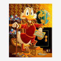 Un canard habillé en rouge, entouré de pièces d'or, billets et objets de valeur, sur fond de dollars dorés répétés.