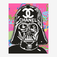 Un casque noir et blanc orné d'un logo de mode blanche sur un fond rose vif avec des graffitis colorés en bleu, vert et.