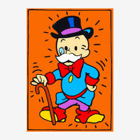 Portrait d'un homme souriant avec moustache blanche, chapeau haut de forme noir et bleu, nœud papillon rouge, tenant une.
