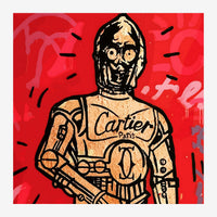 Figure robotique à tête métallique lisse portant une chemise marquée Cartier, avec montre et accessoires de luxe, sur fond.