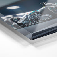 Gros plan de la matière : le tirage sous verre acrylique, tranche transparente visible.