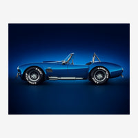 Roadster cabriolet bleu électrique de profil, toit rétractable ouvert, sur fond bleu dégradé.