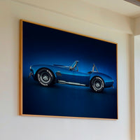 Le tableau accroché en situation dans un intérieur meublé.