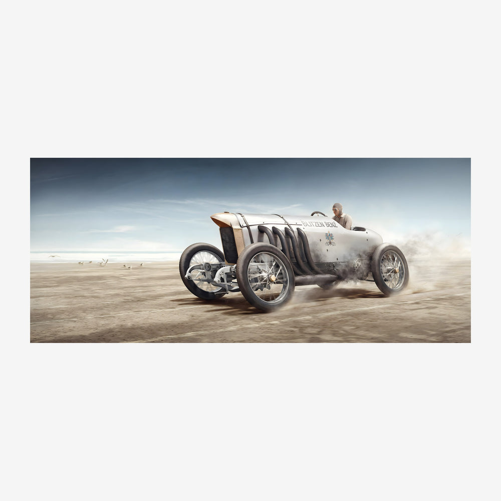 Une voiture de course vintage aux teintes crème et marron file sur une plage déserte sous un ciel gris clair, avec un.