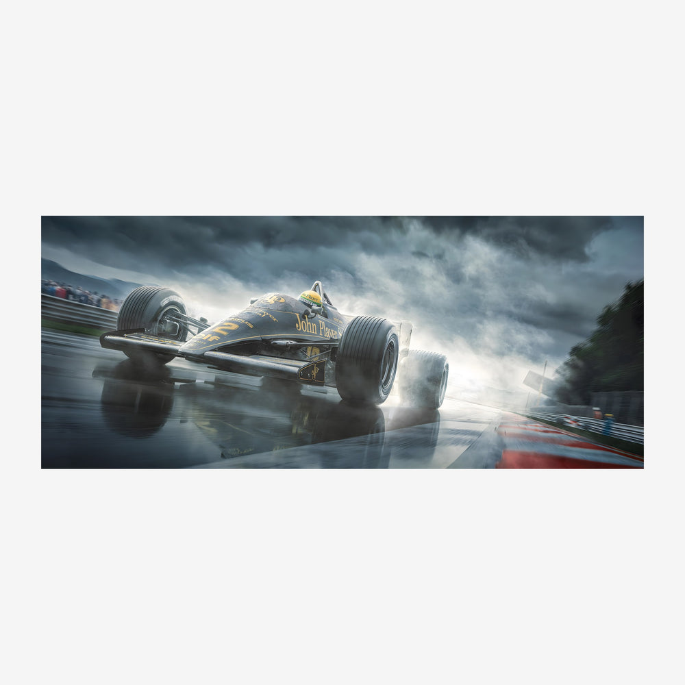 Monoplace de Formule 1 noir et or circulant à grande vitesse sur un circuit mouillé sous un ciel orageux.