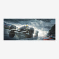 Monoplace de Formule 1 noir et or circulant à grande vitesse sur un circuit mouillé sous un ciel orageux.