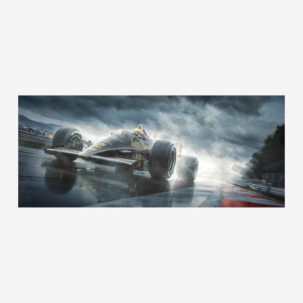 Monoplace de Formule 1 noir et or circulant à grande vitesse sur un circuit mouillé sous un ciel orageux.