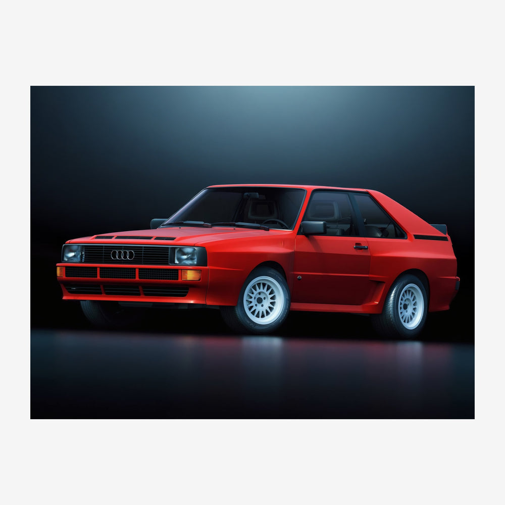 Voiture sport rouge vif avec jantes alliées blanches, photographiée de profil sur fond noir dégradé.