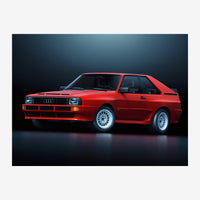 Voiture sport rouge vif avec jantes alliées blanches, photographiée de profil sur fond noir dégradé.