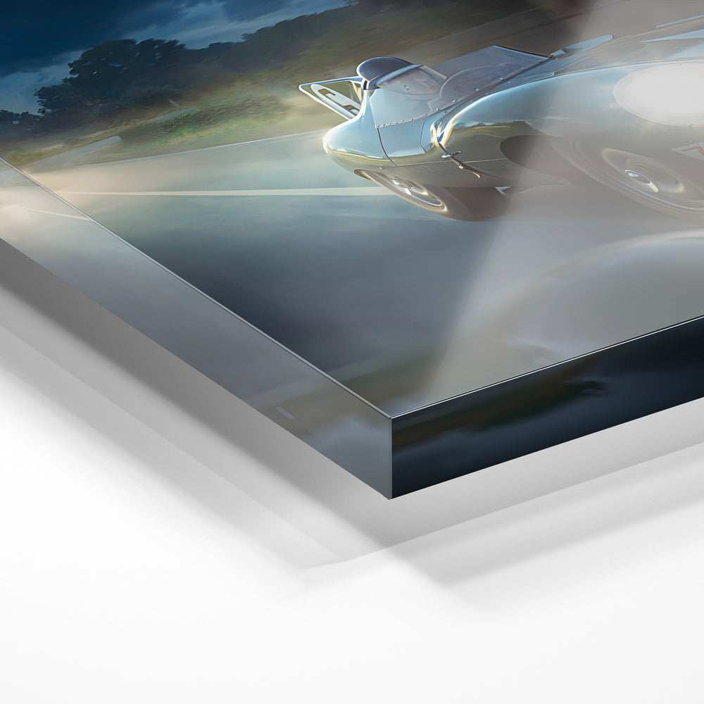 Gros plan de la matière : le tirage sous verre acrylique, tranche transparente visible.