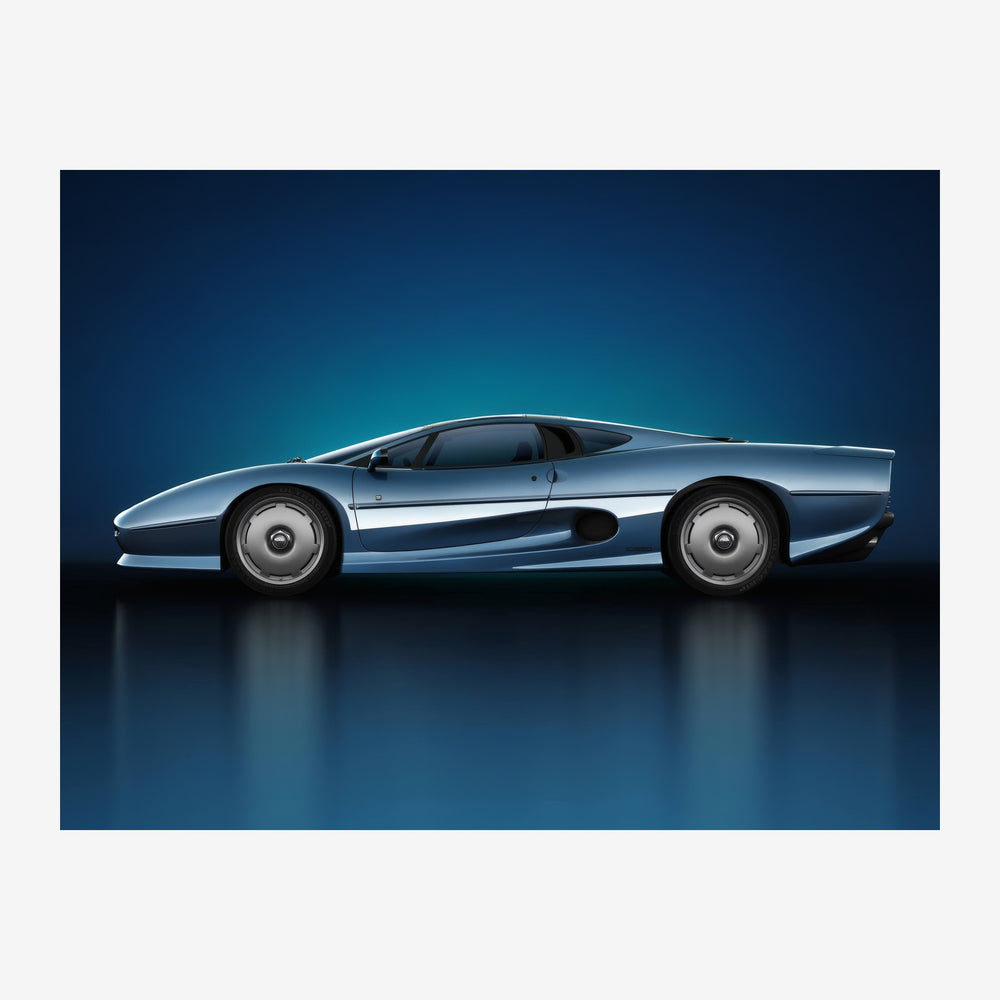 Illustration d'une voiture sport argentée aux formes épurées, présentée en profil sur un dégradé bleu nuit.