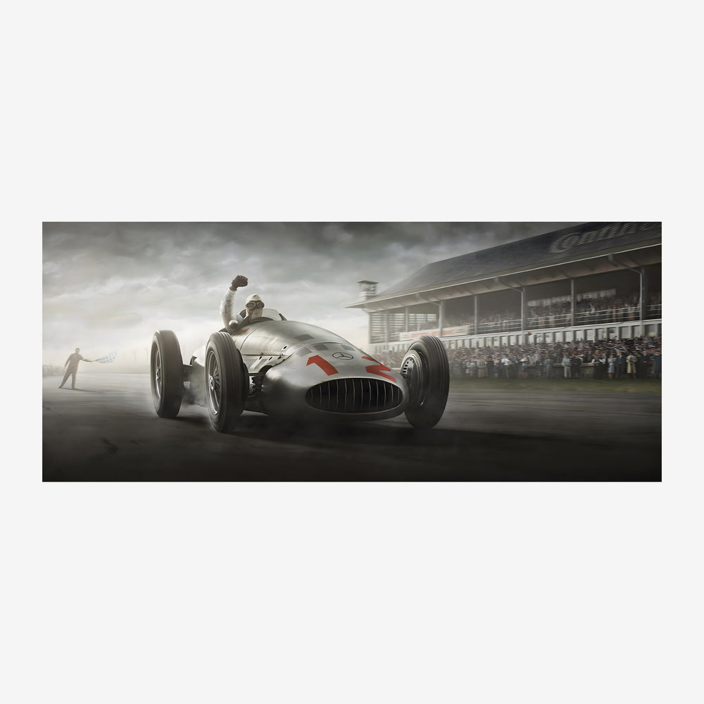 Voiture de course vintage blanc et gris avec pilote, fonçant sur un circuit avec tribunes et spectateurs en arrière-plan.