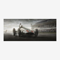 Voiture de course vintage blanc et gris avec pilote, fonçant sur un circuit avec tribunes et spectateurs en arrière-plan.